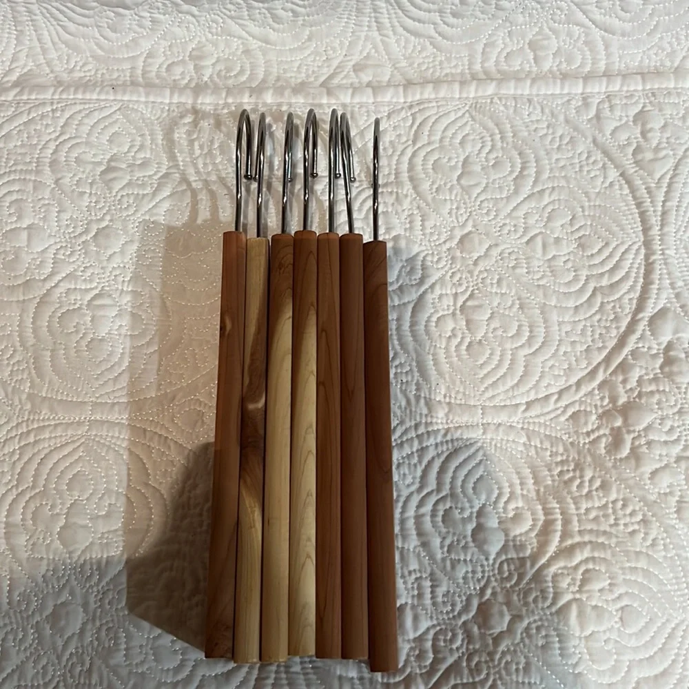 Set of 7 cedar hang ups and 2 fragrance‎ sachets